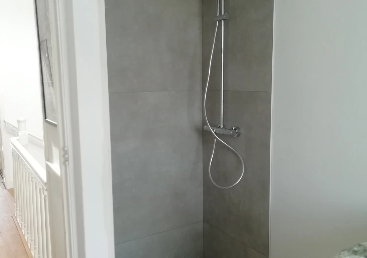 PUHI douche en tegelwerk